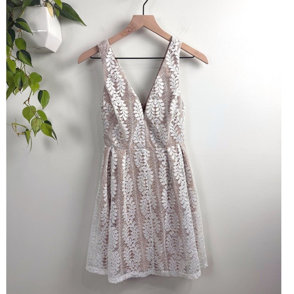 Lulus All of My Heart White Lace Skater Dress V-Neck Nude Lining XS Romantic